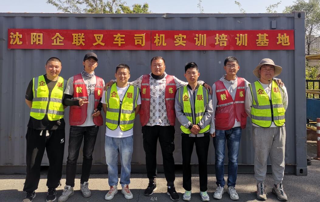 恭喜我校叉车学员顺利毕业