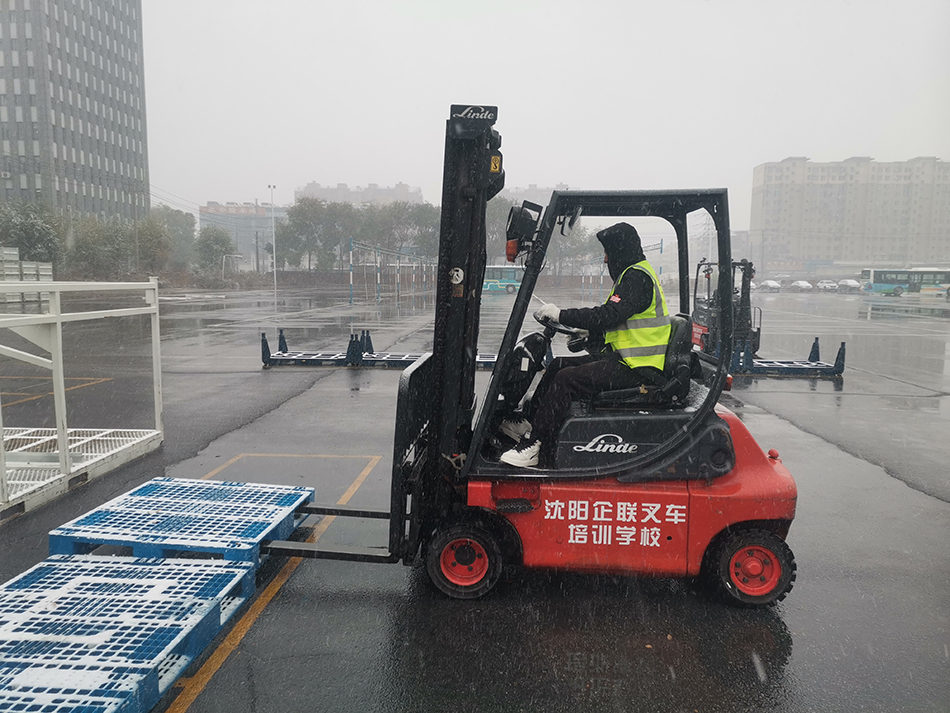 持叉车证开叉车和无证开叉车发生事故的性质有什么不同?