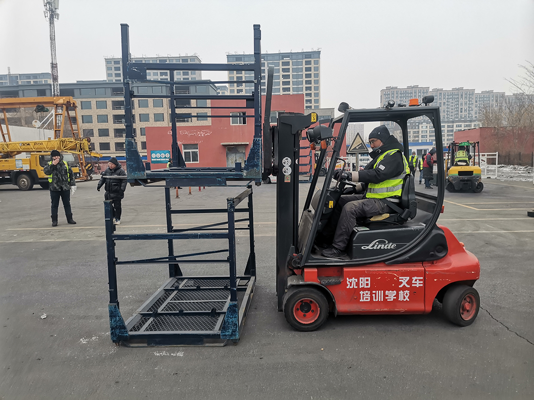 叉车安全必备一检二证