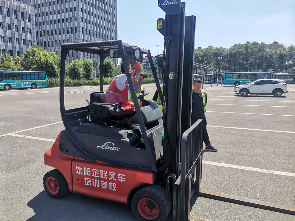 N1沈阳叉车证考试需要满足什么条件